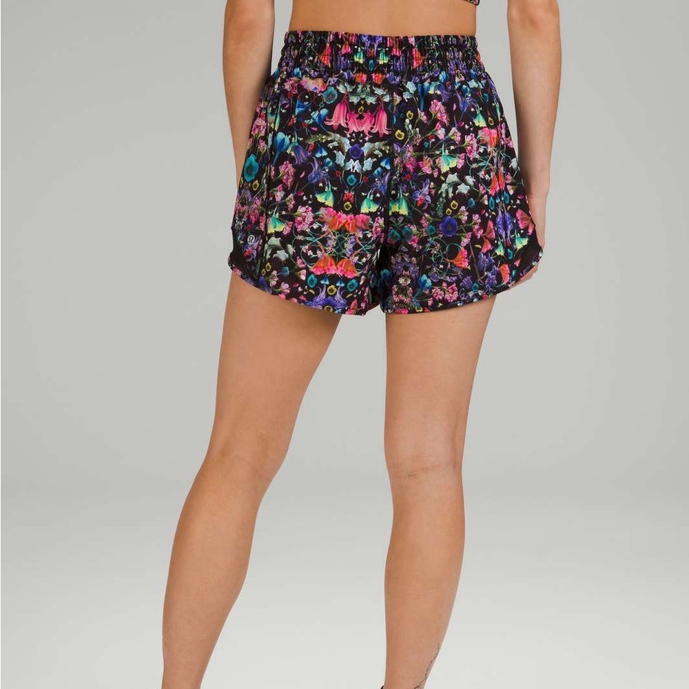 Lululemon Hotty Hot Low-Rise Lined 4” Shorts - Picture 3 of 6